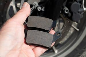 Comment roder ses plaquettes de frein moto